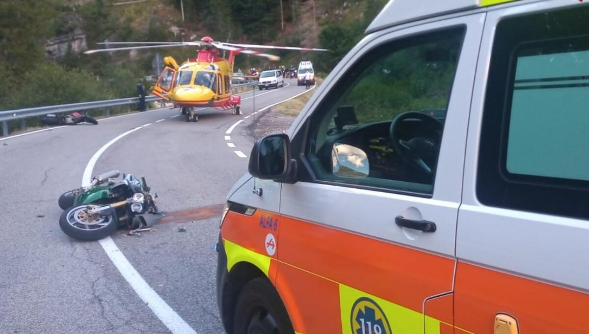 Scontro tra due moto: un centauro sbalzato nel greto del torrente, tre feriti - 