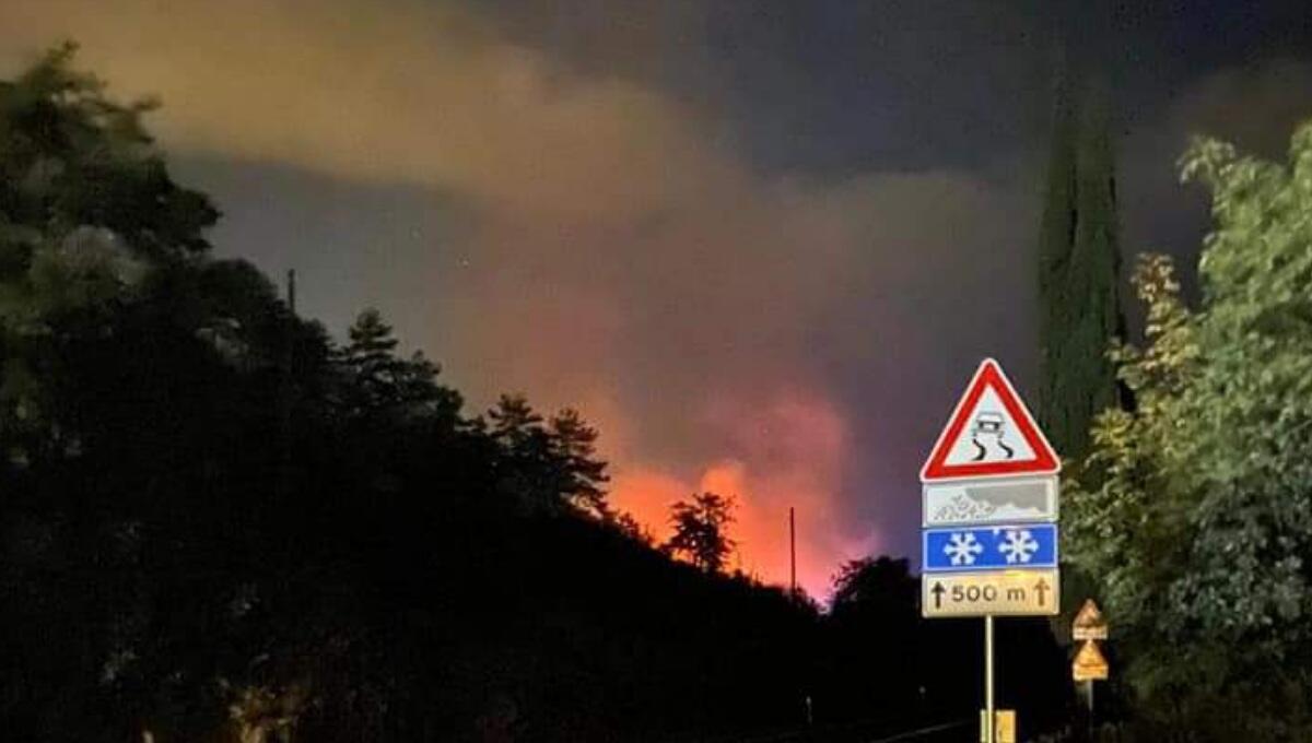 L'incendio sul Carso avanza e spaventa: evacuata San Michele - 