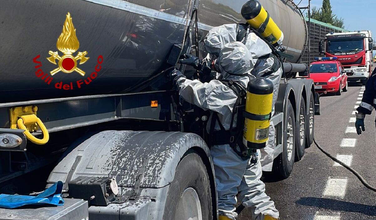 Si apre un foro dall’autocisterna in corsa sull'A4: fuoriesce l'acido cloridrico - 