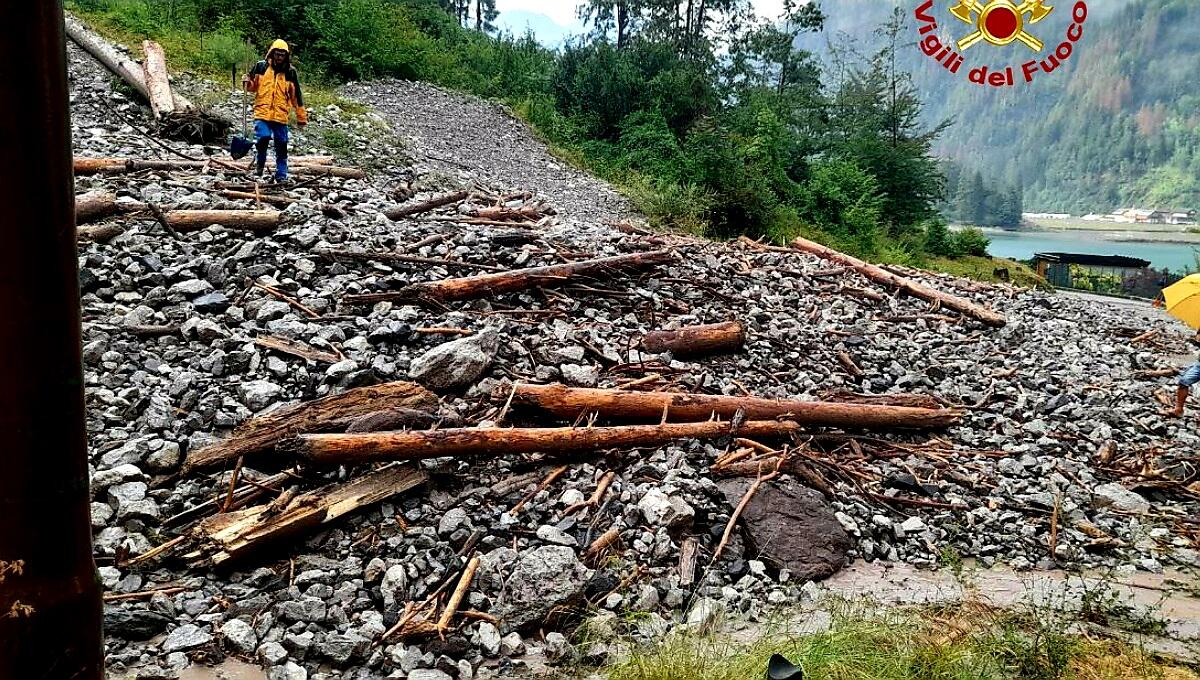 Tre frane nel bellunese bloccano la viabilità: già all’opera le pale meccaniche - 