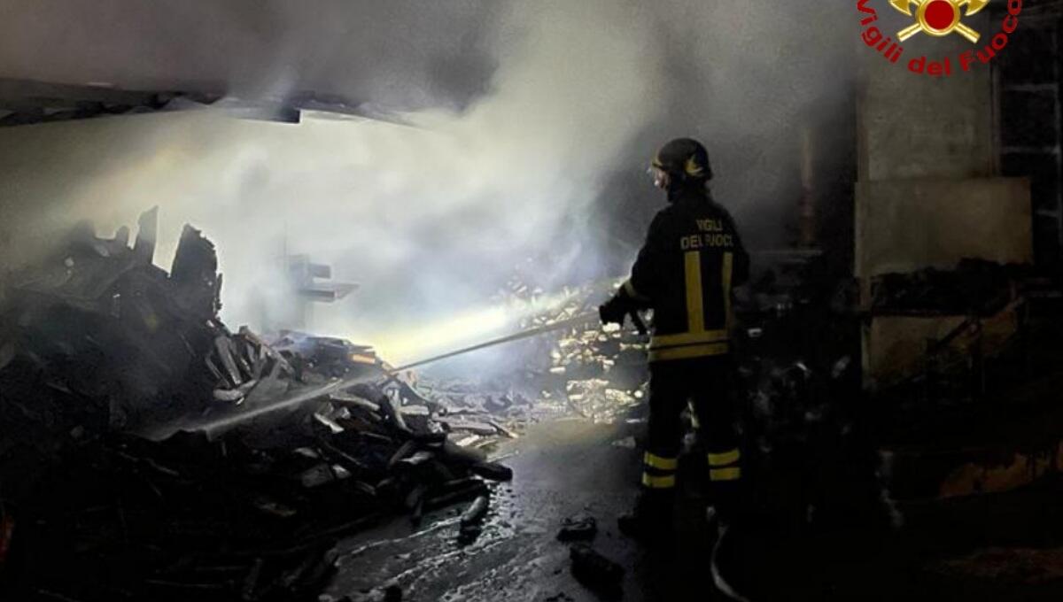 Incendio a Flambruzzo nel ristorante Al Fiume: titolare colto da malore - 