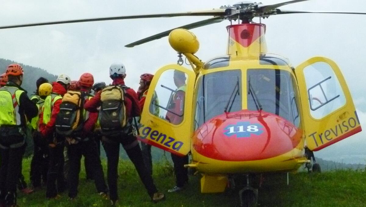 Non si accorge del filo spinato, cade con la mountain bike e muore - 