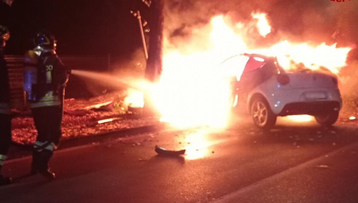 Si schianta con l'Alfa Mito contro un semaforo, l'auto si incendia: miracolato il conducente - 