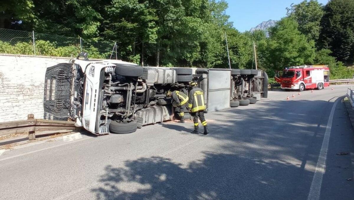 Tir carico di carne si rovescia dopo una curva: lunghe e complesse le operazioni di recupero - 