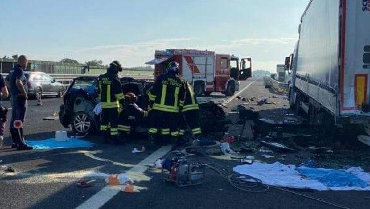 Auto piomba contro un mezzo pesante: morta sul colpo una donna - 