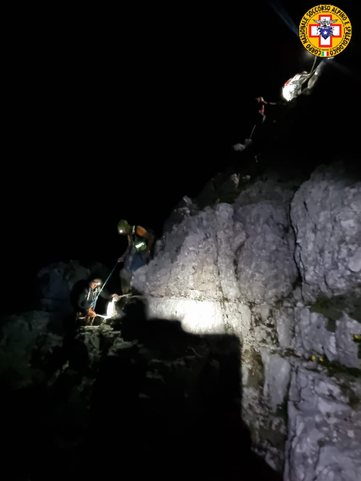 Bloccati a 2400 metri con calzature da città: soccorsi tre 21enni nella notte - 