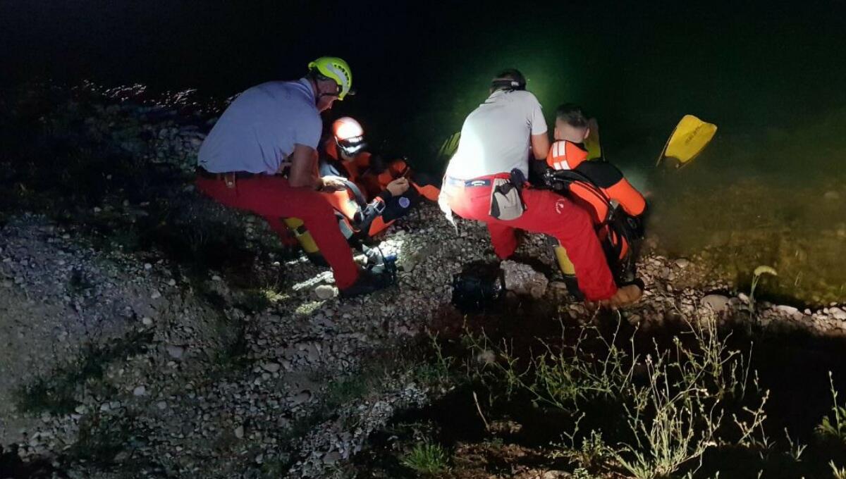 Si tuffa nel laghetto di pesca sportiva e scompare: 33enne morto annegato - 