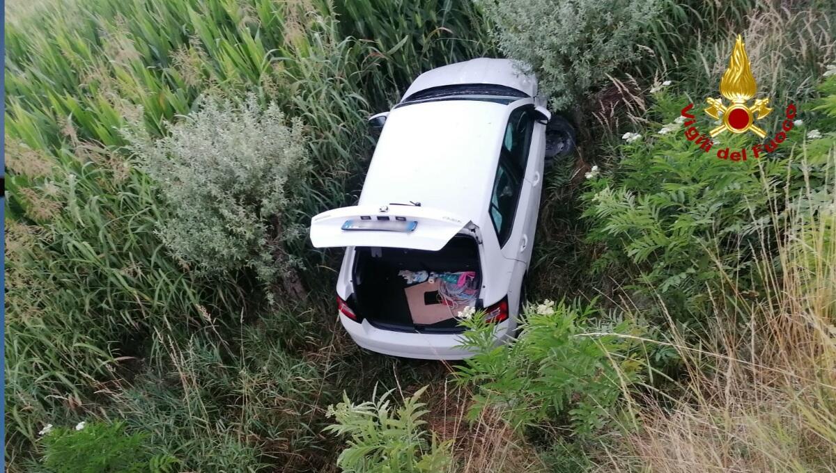 Auto fuoristrada in un campo agricolo: del conducente nessuna traccia - 