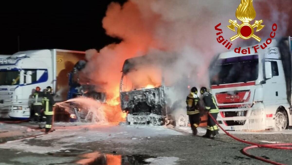Inferno di fuoco nella notte a Torre di Mosto: bruciano 4 mezzi pesanti - 