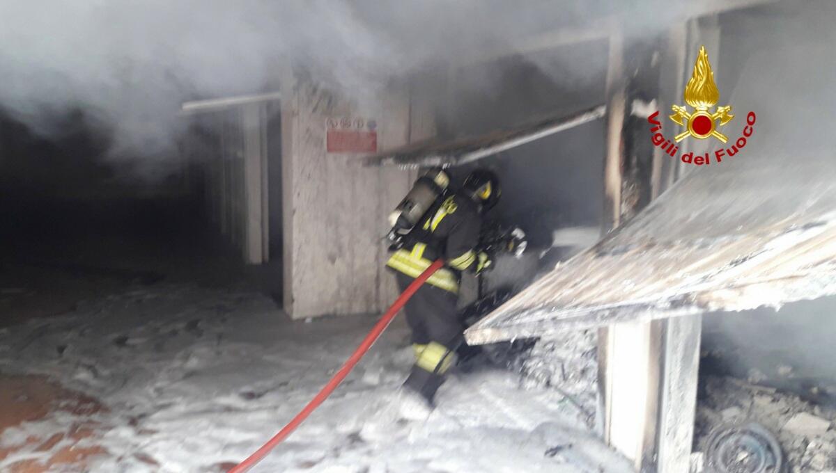 Paura in una palazzina a Thiene: bruciano due box nel seminterrato - 