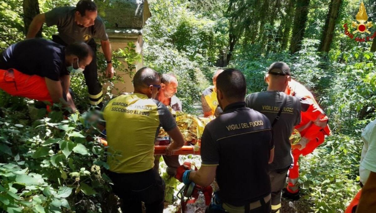 Sale una scalinata nonostante problemi di deambulazione: anziano finisce nella boscaglia - 