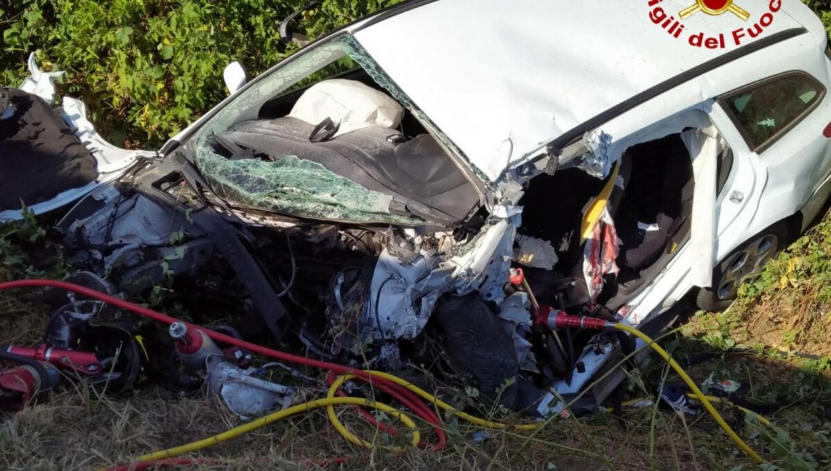 Scontro tra mezzo pesante e un'auto che finisce nel fossato: un ferito - 