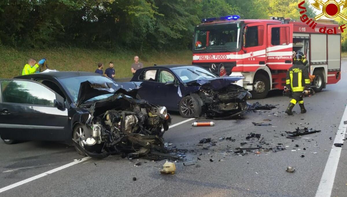 Frontale tra due auto: due feriti, coinvolto di striscio un terzo mezzo - 