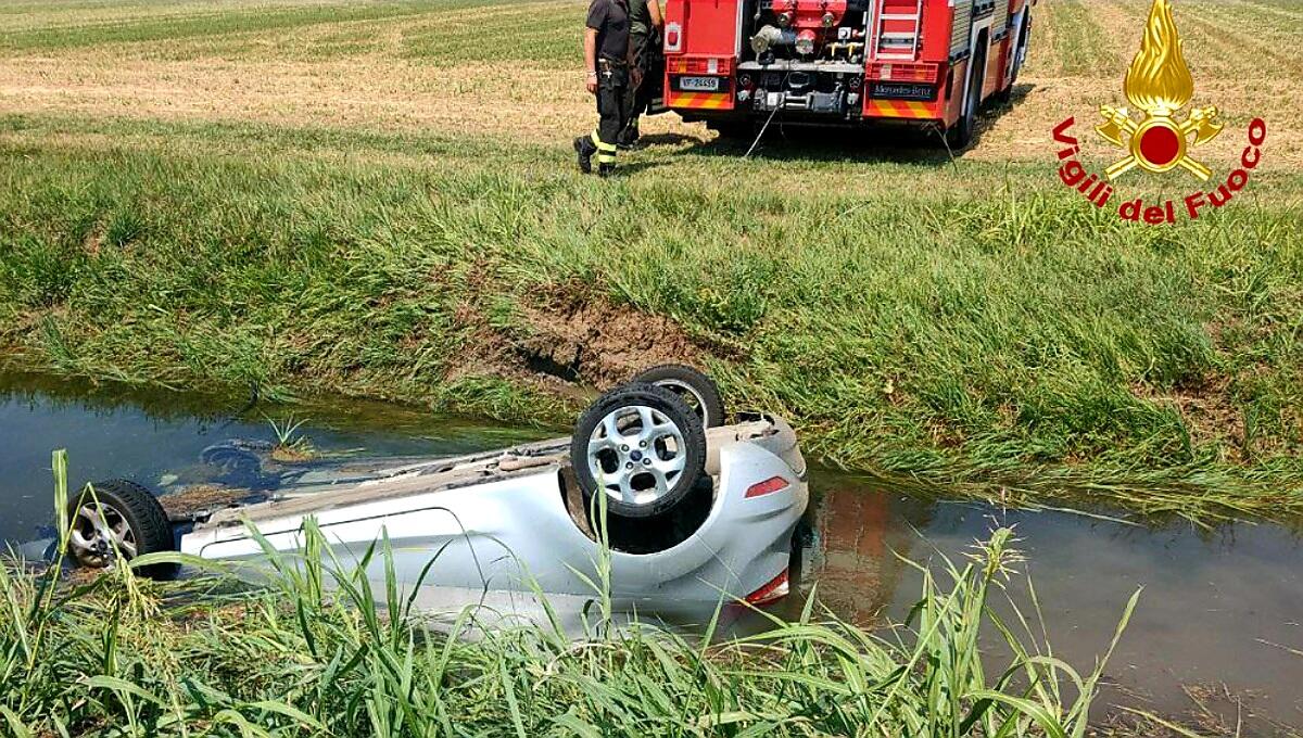 Piomba con l'auto nel canale e si ribalta: miracolata una ragazza - 