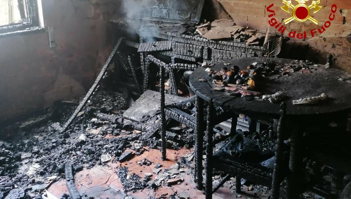 Scoppia l'incendio in abitazione: i pompieri evitano il peggio - 