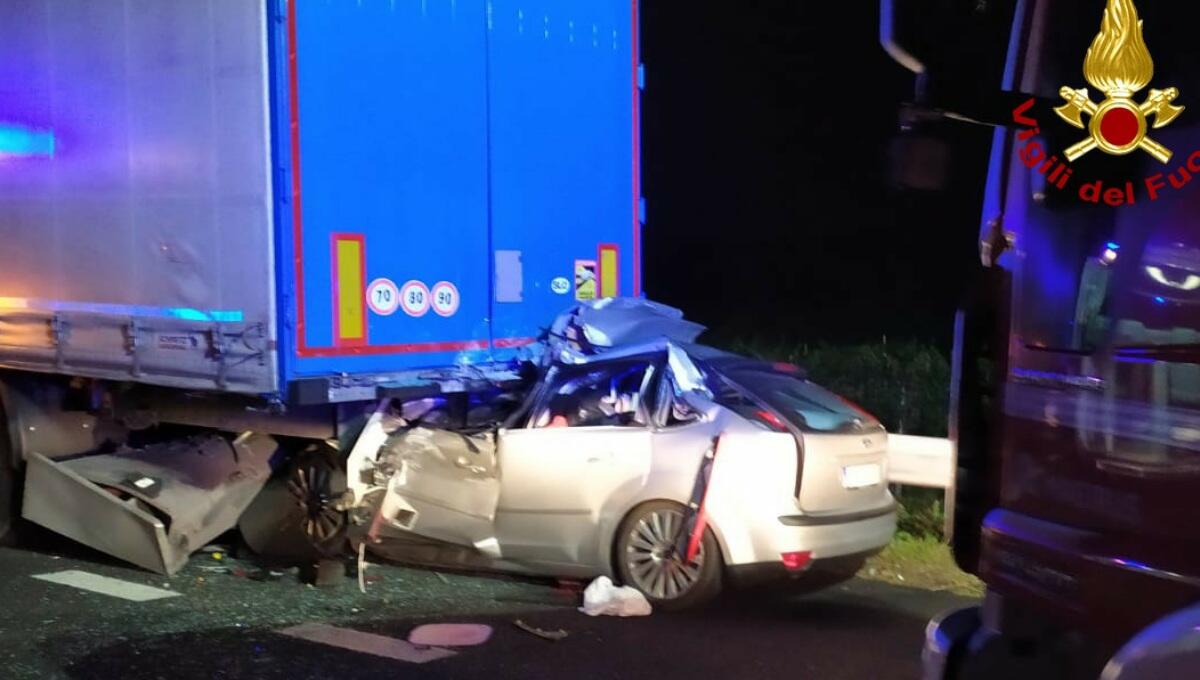 Tragedia in A4, auto si schianta contro tir in sosta: morta 39enne, figlia illesa - 