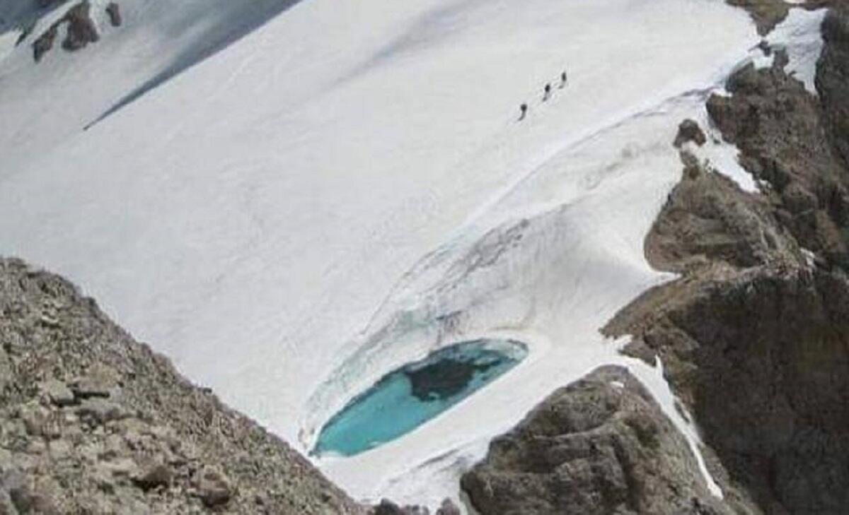 Marmolada, laghetto sul ghiacciaio: foto autentica, ma vecchia di 13 anni - 