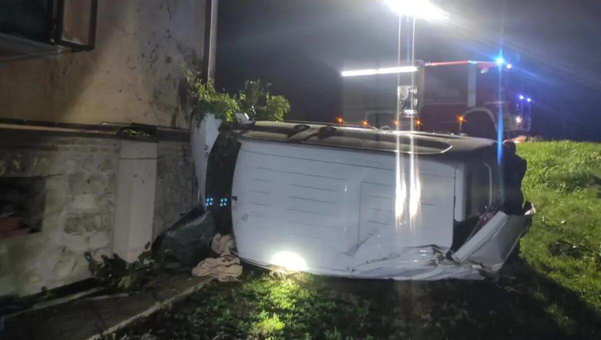 Si schianta con l'auto contro una casa e rimane incastrato tra le lamiere - 