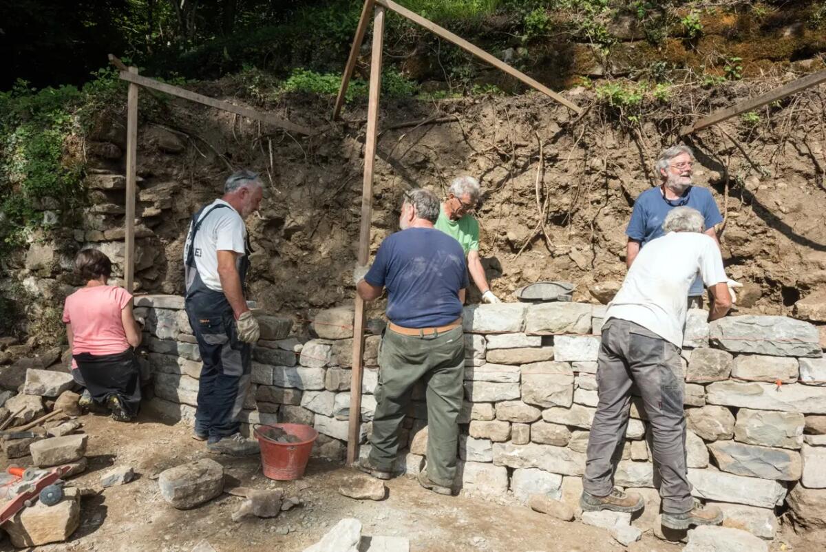 Cantiere scuola sui muri a secco ad Artegna, a cura di Ecomuseo delle acque e comune - 