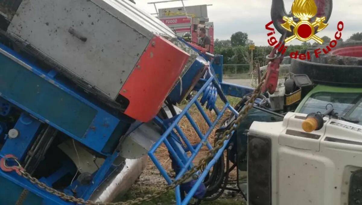 Trattore e vendemmiatrice si ribaltano: ferito il conducente - 