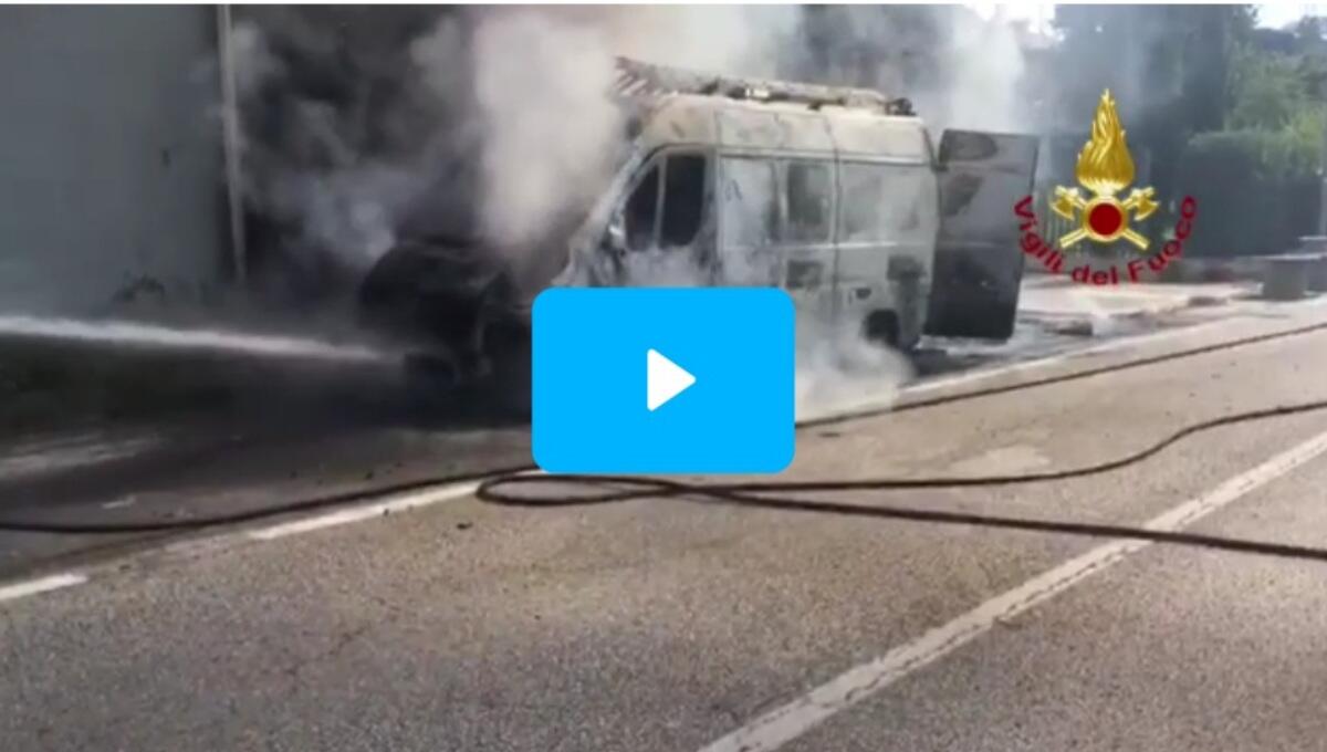 A fuoco un furgone carico di bobine di fibra ottica: nessun ferito - 