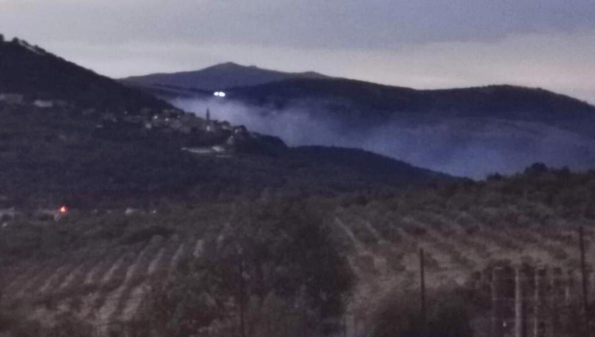 Nuovo incendio sul Carso: bruciano i boschi a San Dorligo della Valle, fiamme domate dopo ore - 