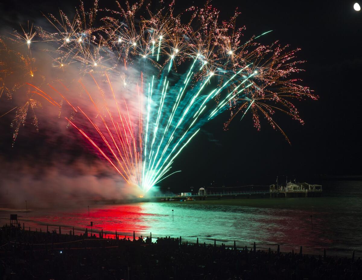 Dopo due anni torna l'Incendio del Mare a Lignano ed è un successo seguito da migliaia di spettatori - 
