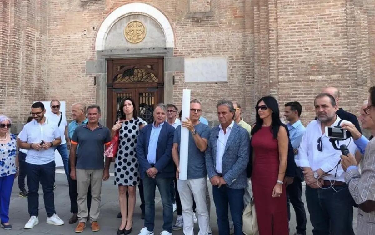 "Bollette pazze", i commercianti portano un cero a Sant'Antonio - 