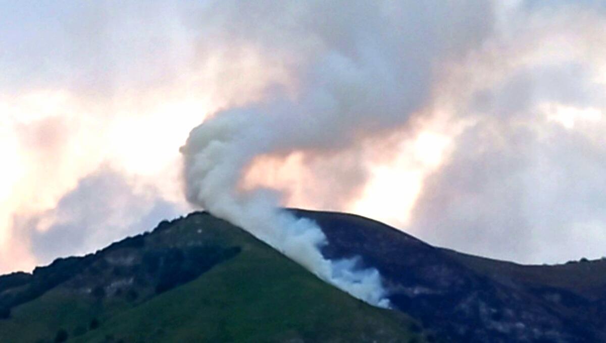 Ritorna l'incubo incendi: 4 roghi in poche ore, riprese le fiamme sul Gran Monte - 