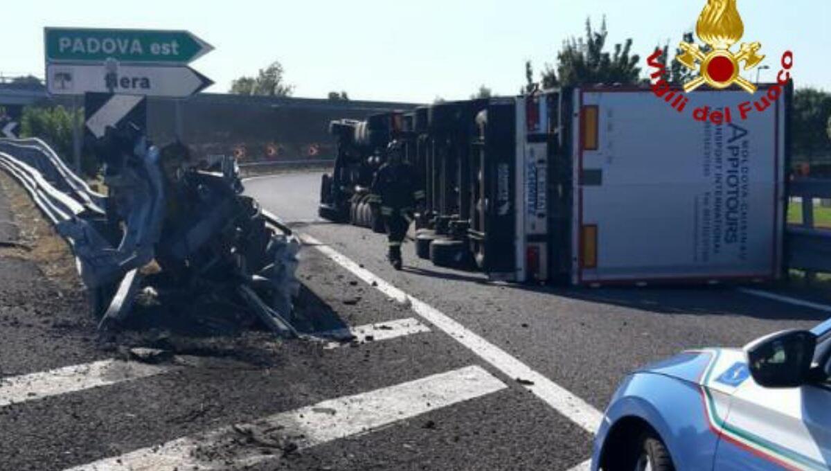Tir centra la cuspide dello svincolo a Padova est e si ribalta: un ferito - 