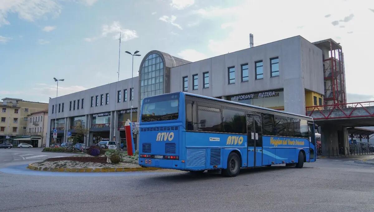 Vuole salire sul bus senza biglietto né mascherina: minorenne insulta l'autista e blocca i mezzi - 