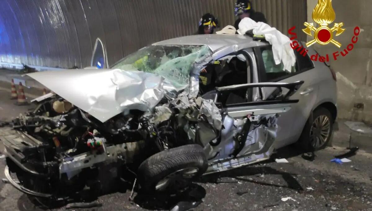 Violento scontro in galleria tra bus ed auto: tre feriti, 2 sono gravi - 