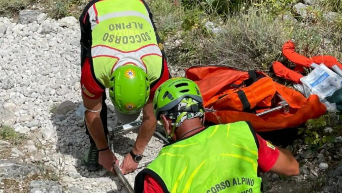 Cade e si rompe un braccio lungo il sentiero: soccorsa una donna - 