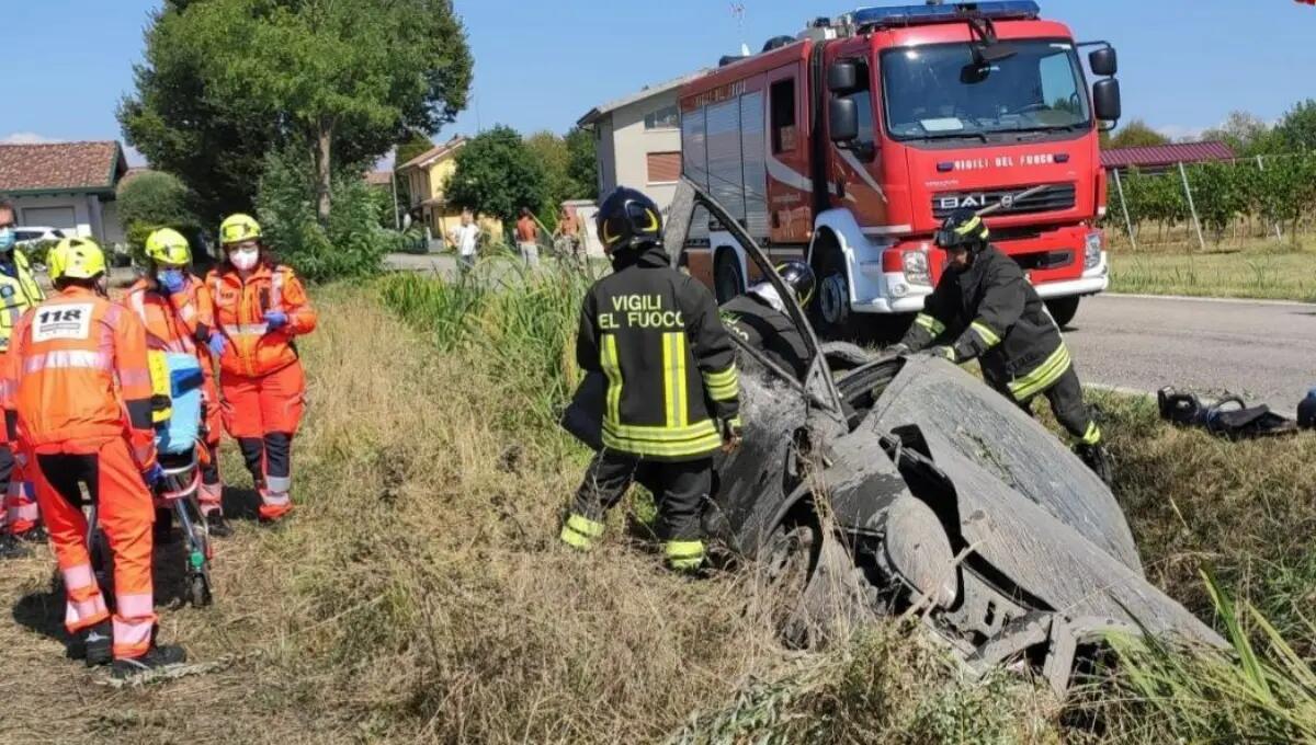 Incidente a Sesto al Reghena, sbanda e finisce con l'auto nel fossato - 