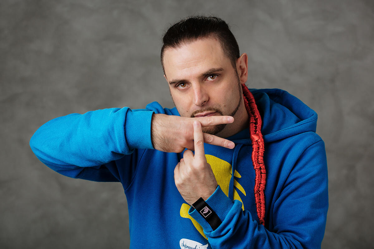 Dj Tubet "Salva la mamma" con il rap con le vocali - 