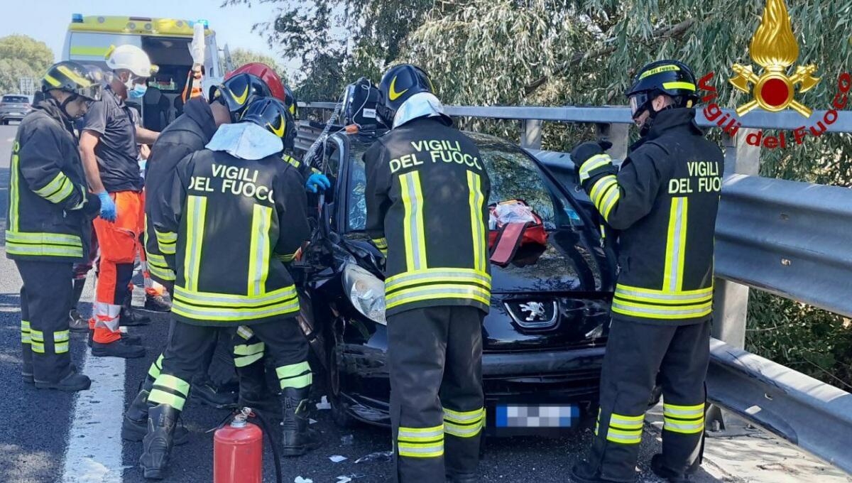 Sbanda in A28 e finisce contro il guardrail: ferito il conducente - 