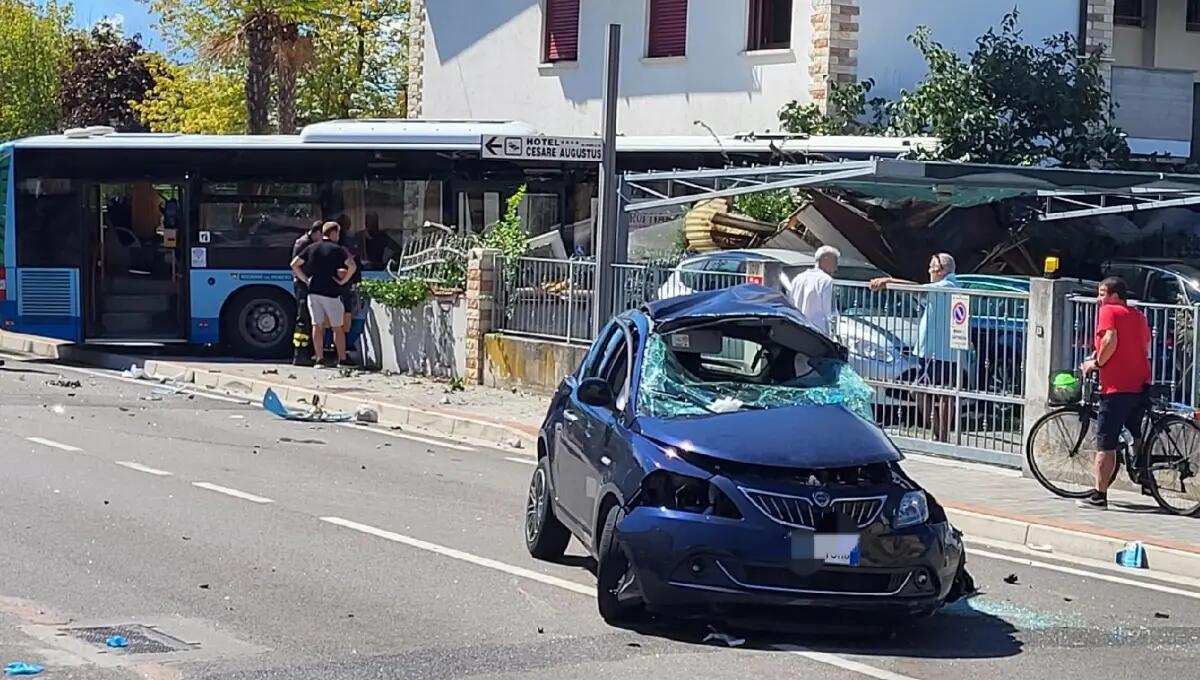 Incidente a Jesolo, scontro tra bus ed auto: gravissime due 22enni - 