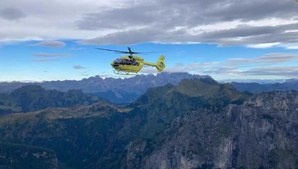 Cercatore di funghi ruzzola per un sessantina di metri nel bosco: soccorso con l'elicottero - 