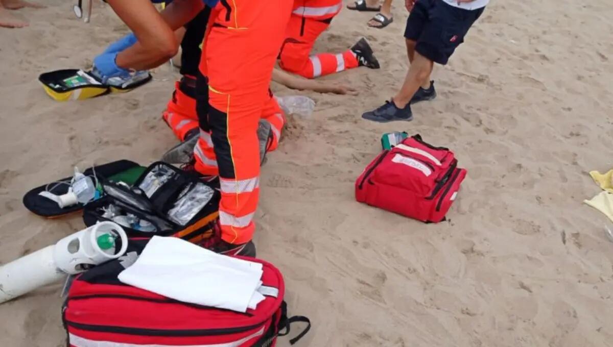 Infarto improvviso, muore in mare a Bibione. La tragedia nella spiaggia affollata - 