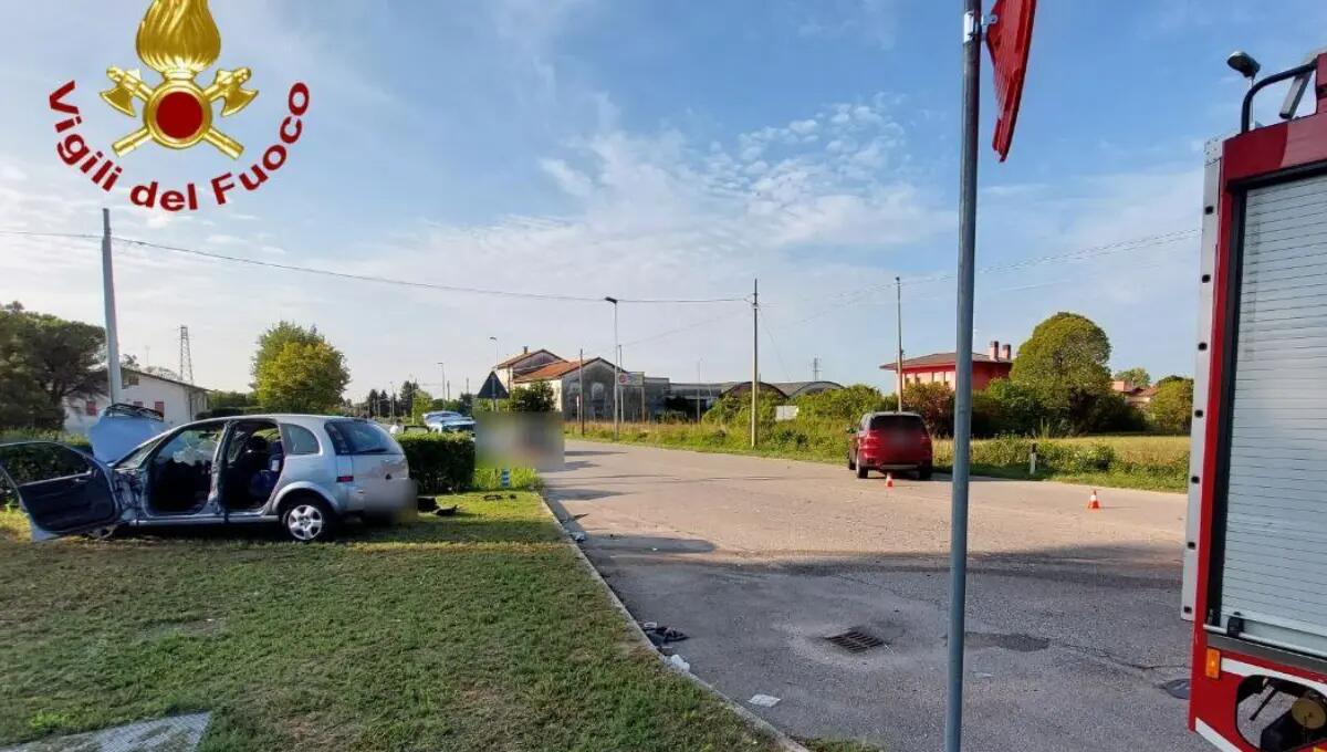 Scontro frontale tra 2 auto a Pordenone: soccorse 4 persone tra cui 2 bimbi - 