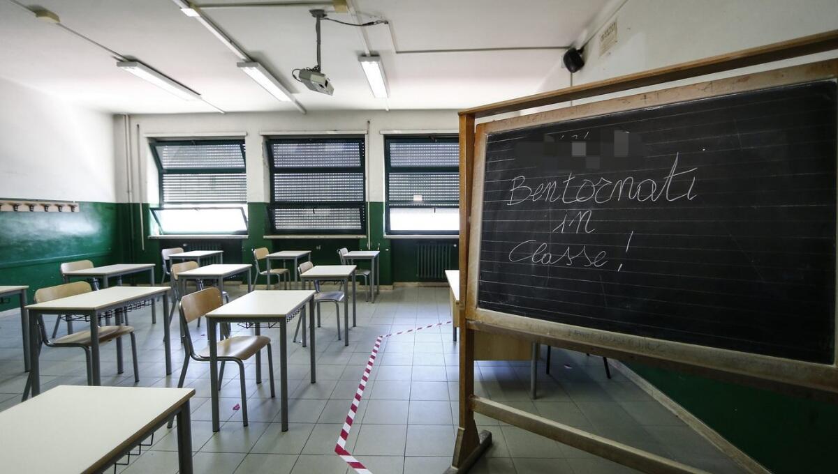 Scuola: a settembre stop alle mascherine in classe e al distanziamento, poi si vedrà - 