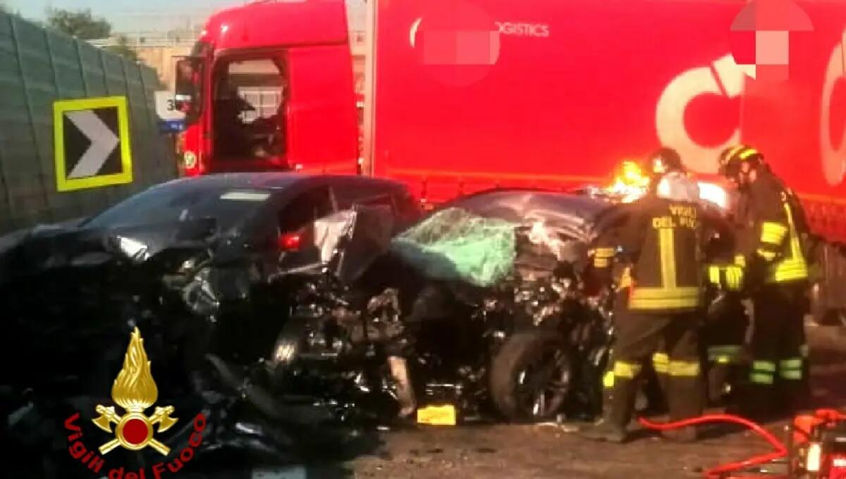 Tragico incidente tra 2 auto ed un camion: un morto e due feriti - 