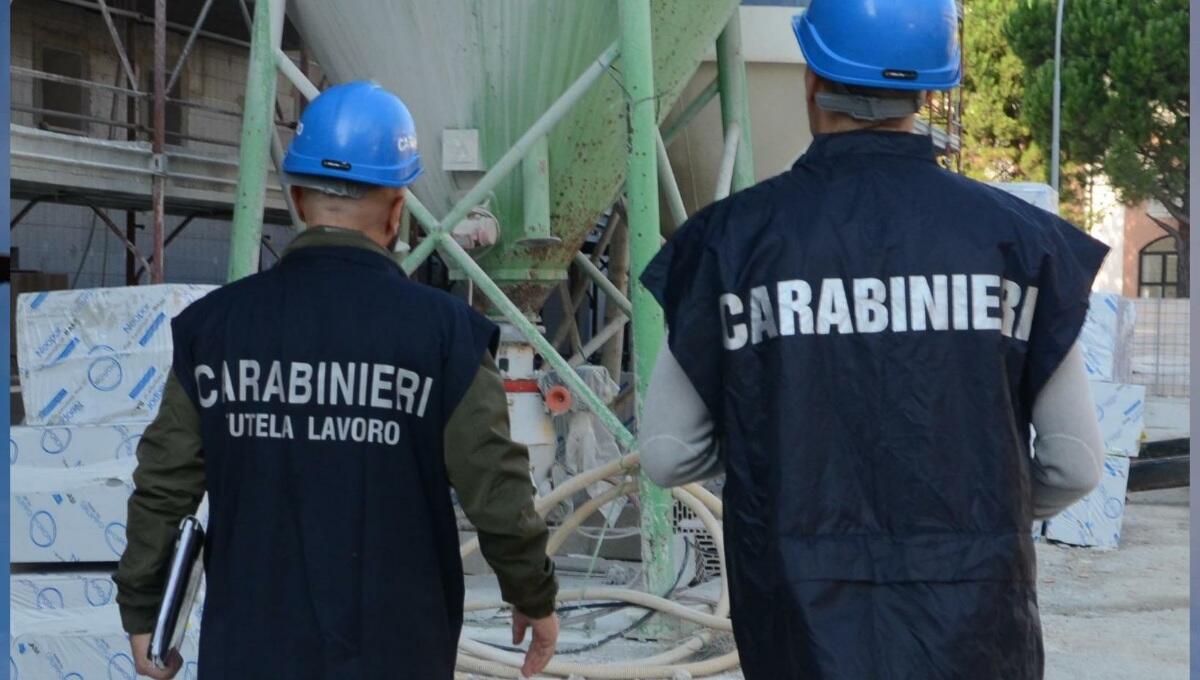 Operai sui tetti del cantiere a Codroipo senza protezioni: ditta sospesa - 