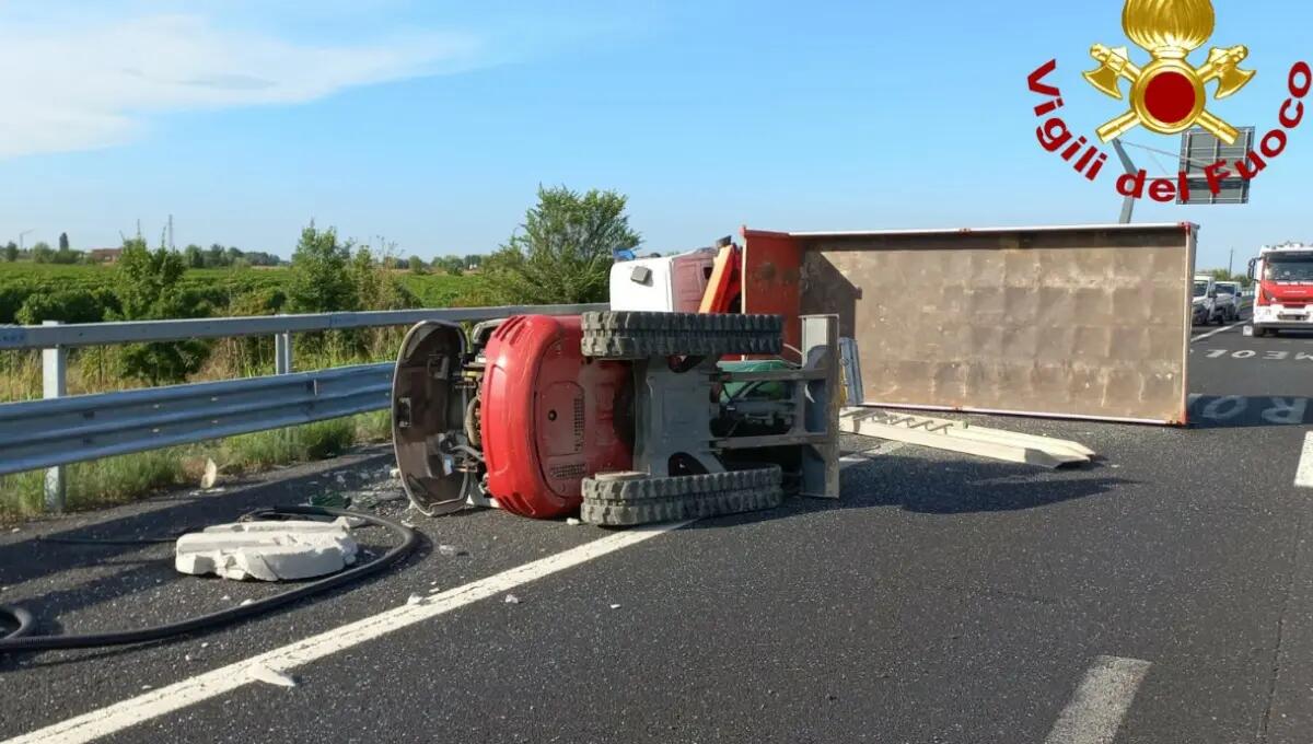 Autocarro con escavatore a bordo si ribalta in A4: ferito l'autista - 