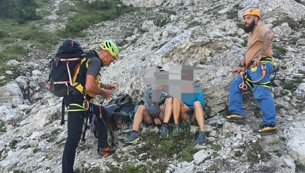 Fuori traccia su ripidi ghiaioni: soccorsi 2 turisti (presi dal panico) e un Labrador - 