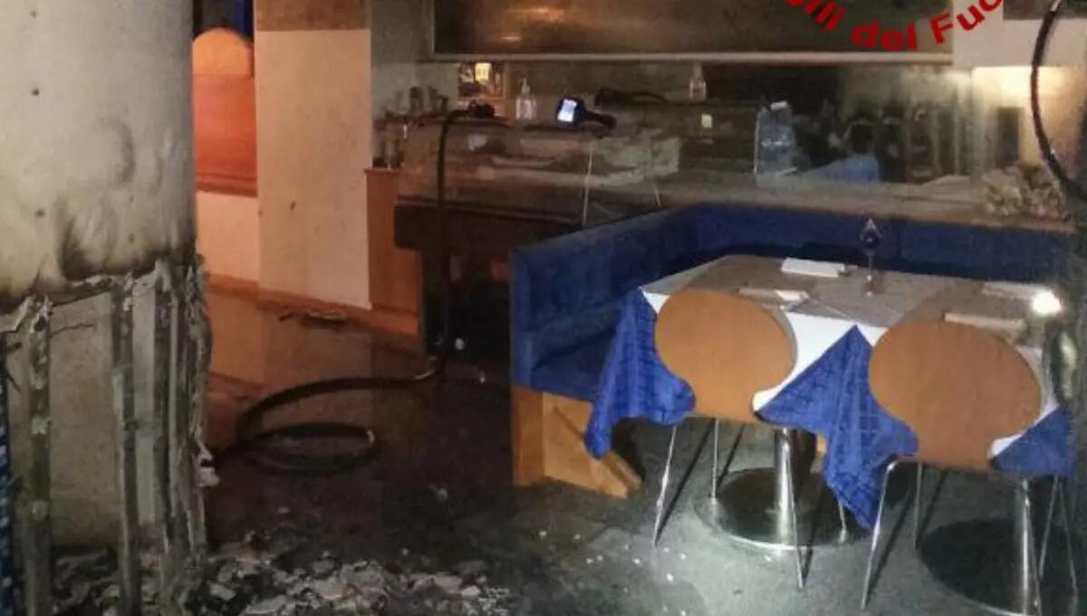 Incendio in un ristorante pizzeria: i pompieri evitano il peggio - 