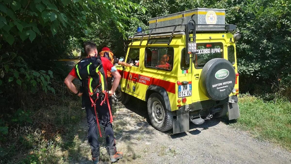 Sbagliano direzione, entrano nel bosco e si perdono: soccorsa coppia in difficoltà in Alpago - 