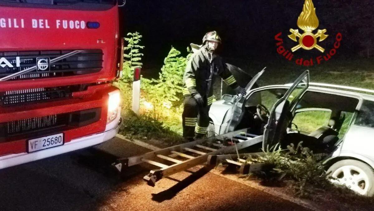 Incidente a San Vito al Tagliamento, sbanda con l'auto e finisce fuori strada: è grave - 