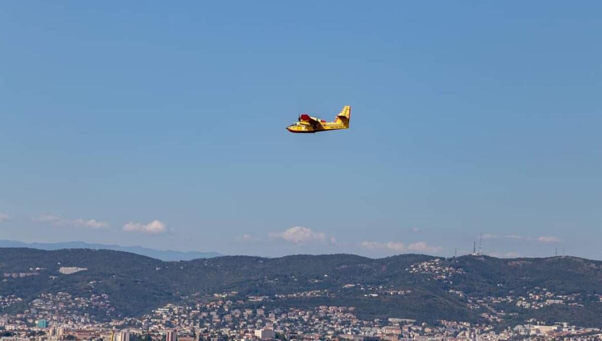 Incendio a Prebenico sotto controllo, ma un nuovo focolaio a Fernetti - 