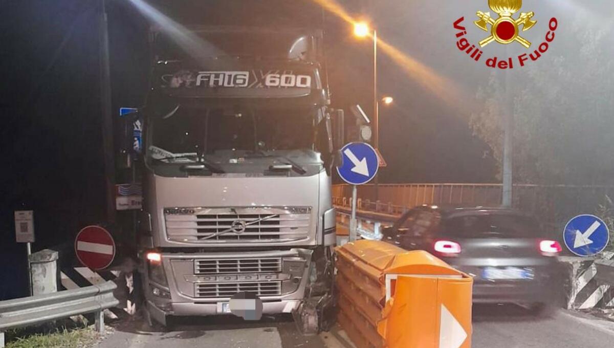 Tir si incastra tra i paracarri: i pompieri non riescono a "liberarlo" - 